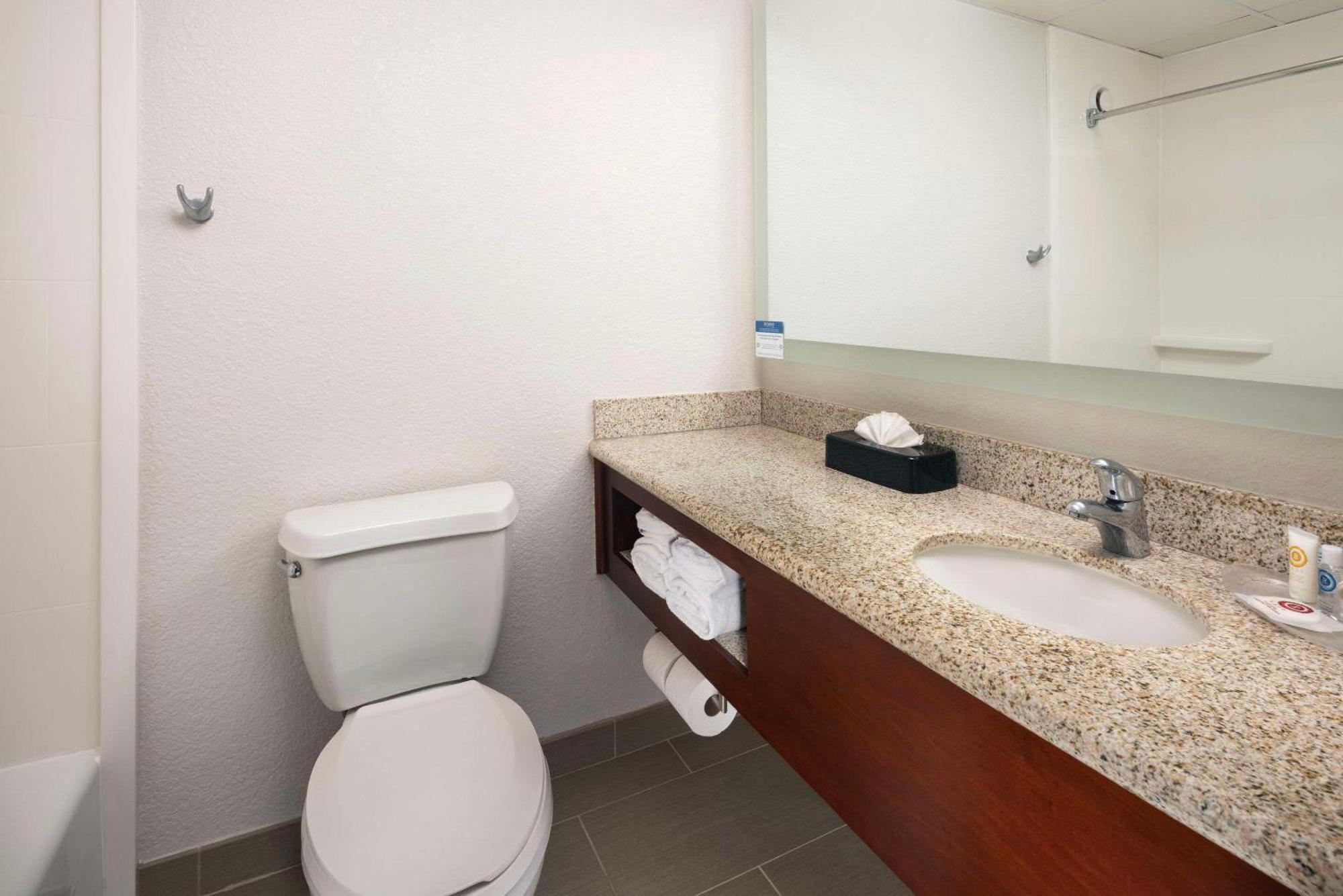 Comfort Outlet Center Hotel Asheville
