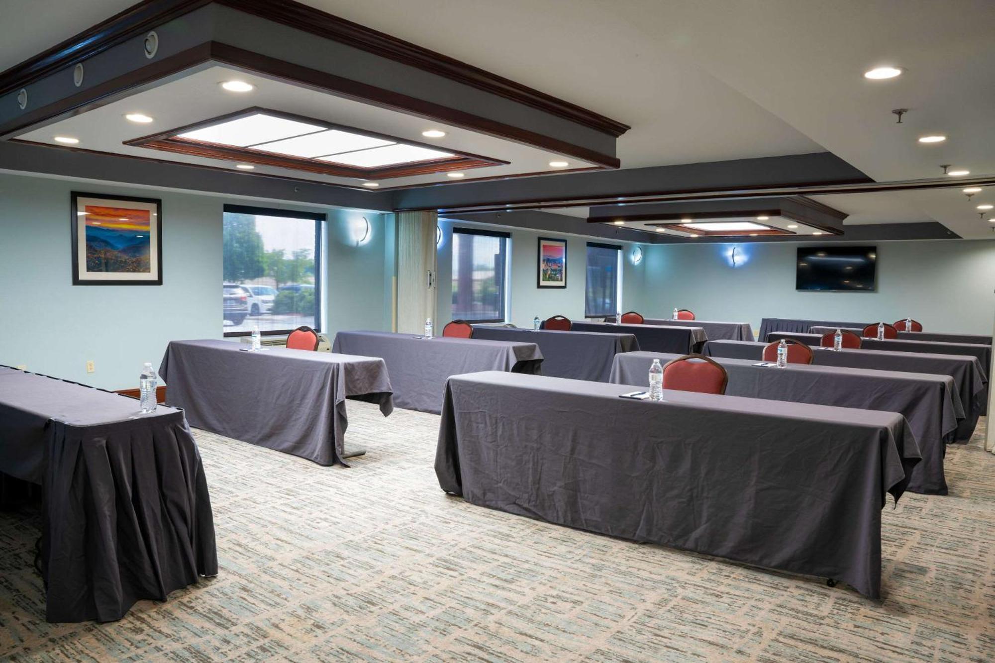 Comfort Outlet Center 3* Asheville