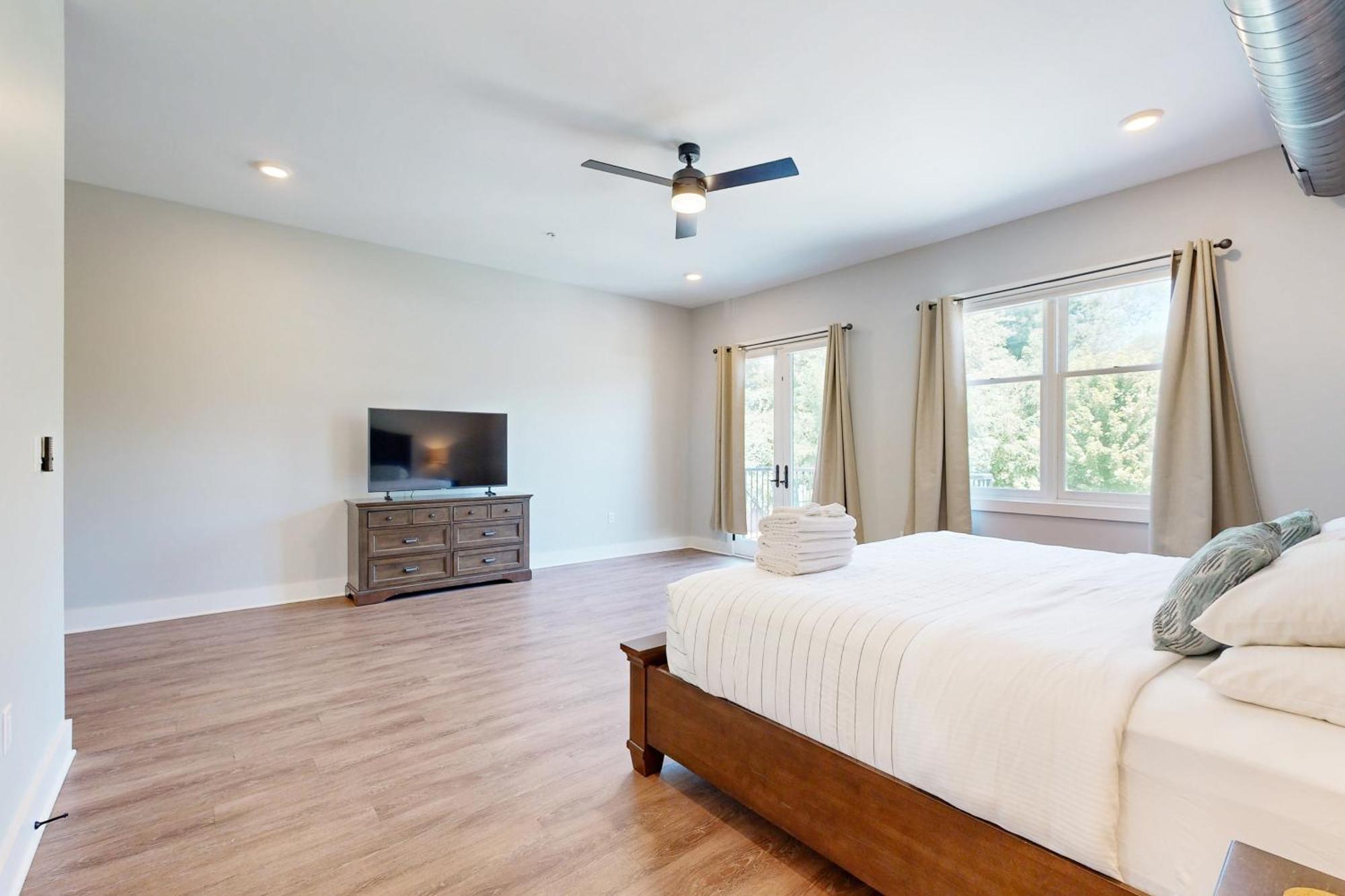 Haywood Chic Retreat Unit 215 *