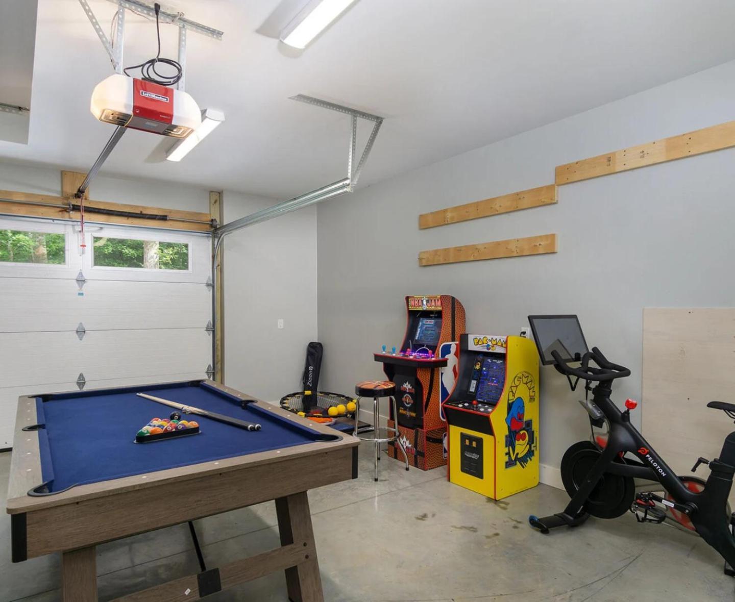 Brand New 10 Min To Downtown And Private Hot Tub And Arcade Holiday home *