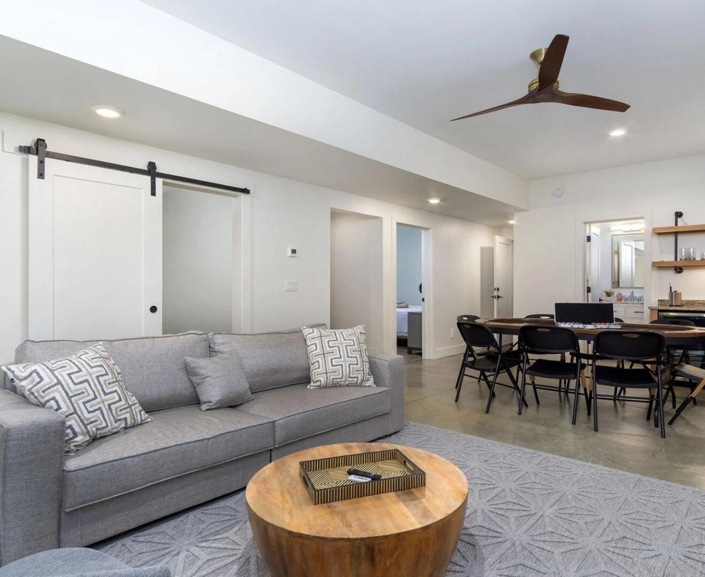 Brand New 10 Min To Downtown And Private Hot Tub And Arcade