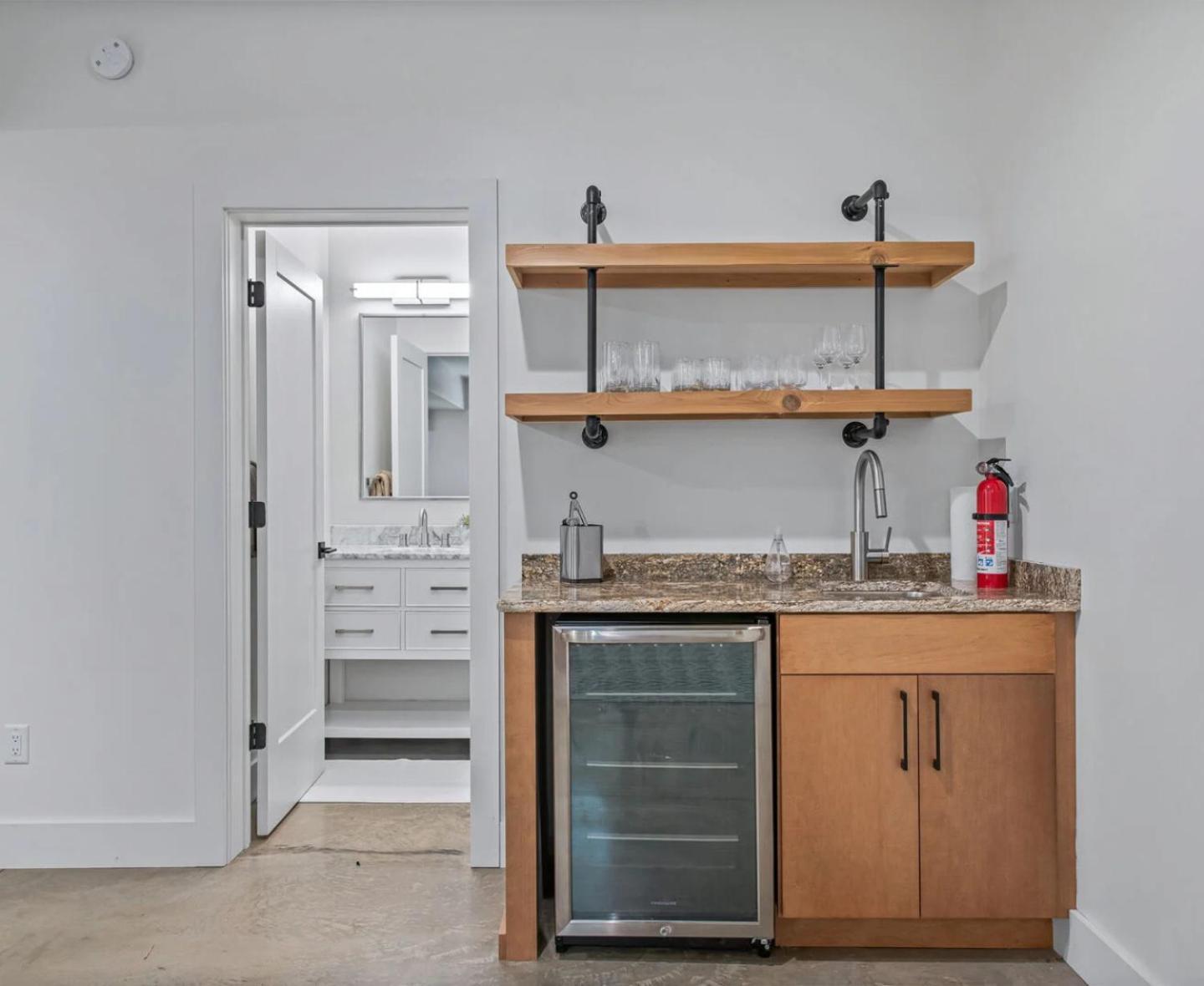 Brand New 10 Min To Downtown And Private Hot Tub And Arcade