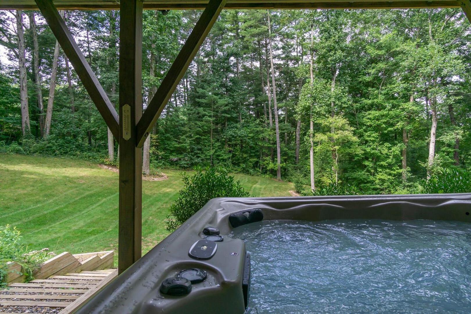 Brand New 10 Min To Downtown And Private Hot Tub And Arcade