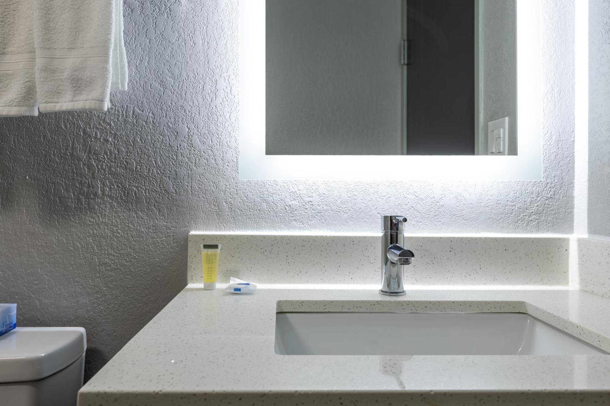 Hotel Rodeway & Near Outlet Mall -
