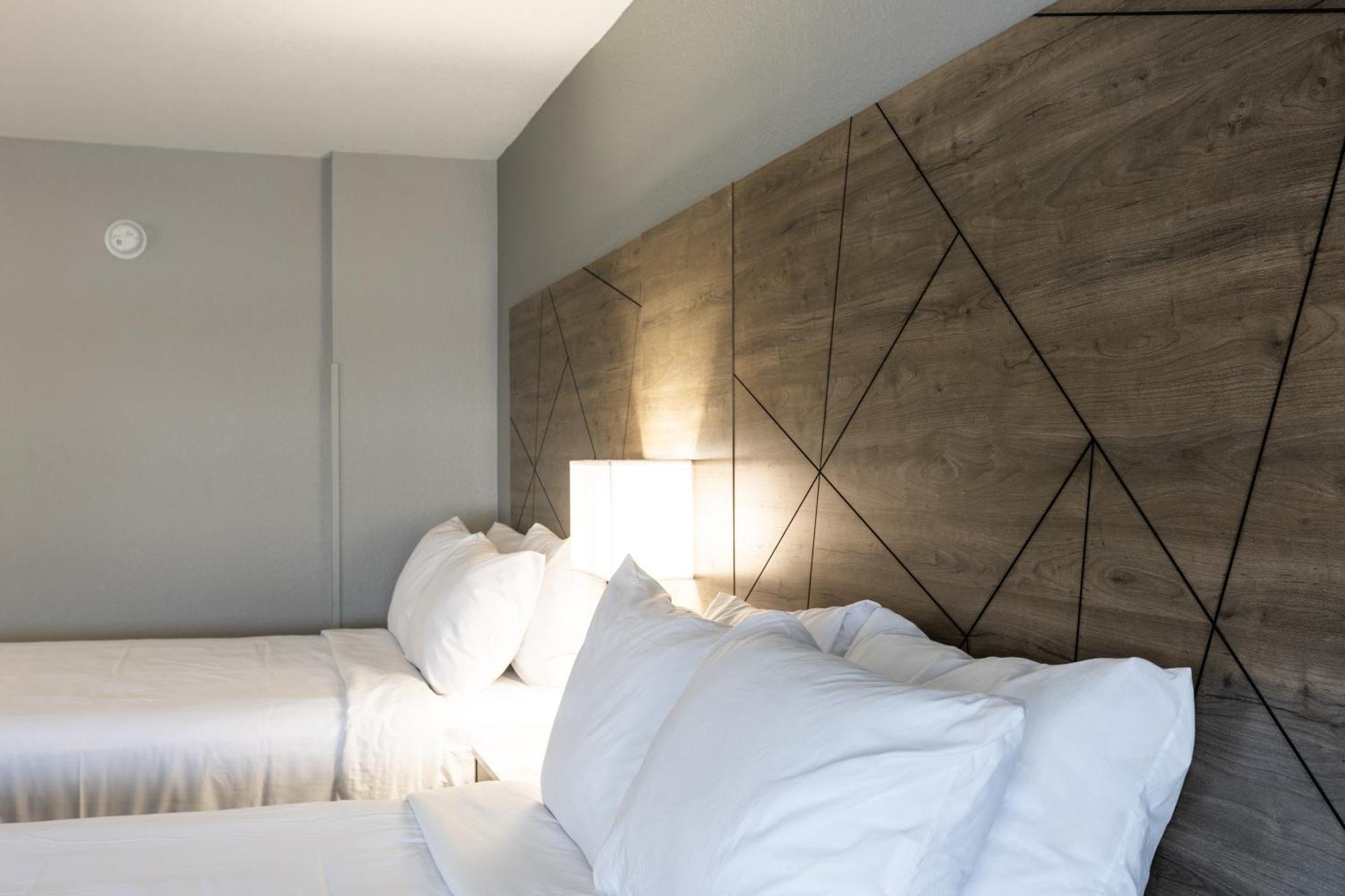 Hotel Rodeway & Near Outlet Mall - 2*