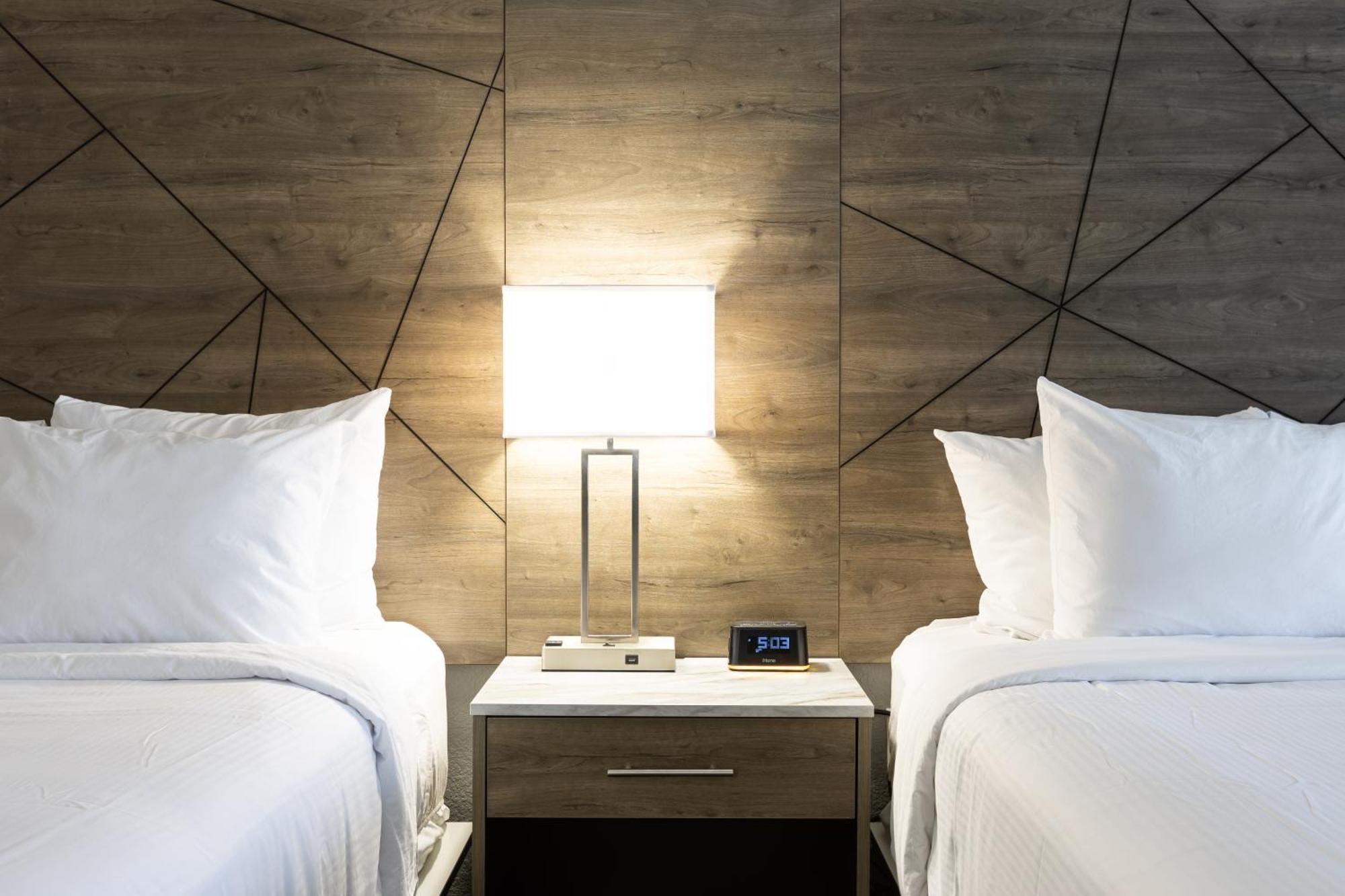 Hotel Rodeway & Near Outlet Mall - 2*