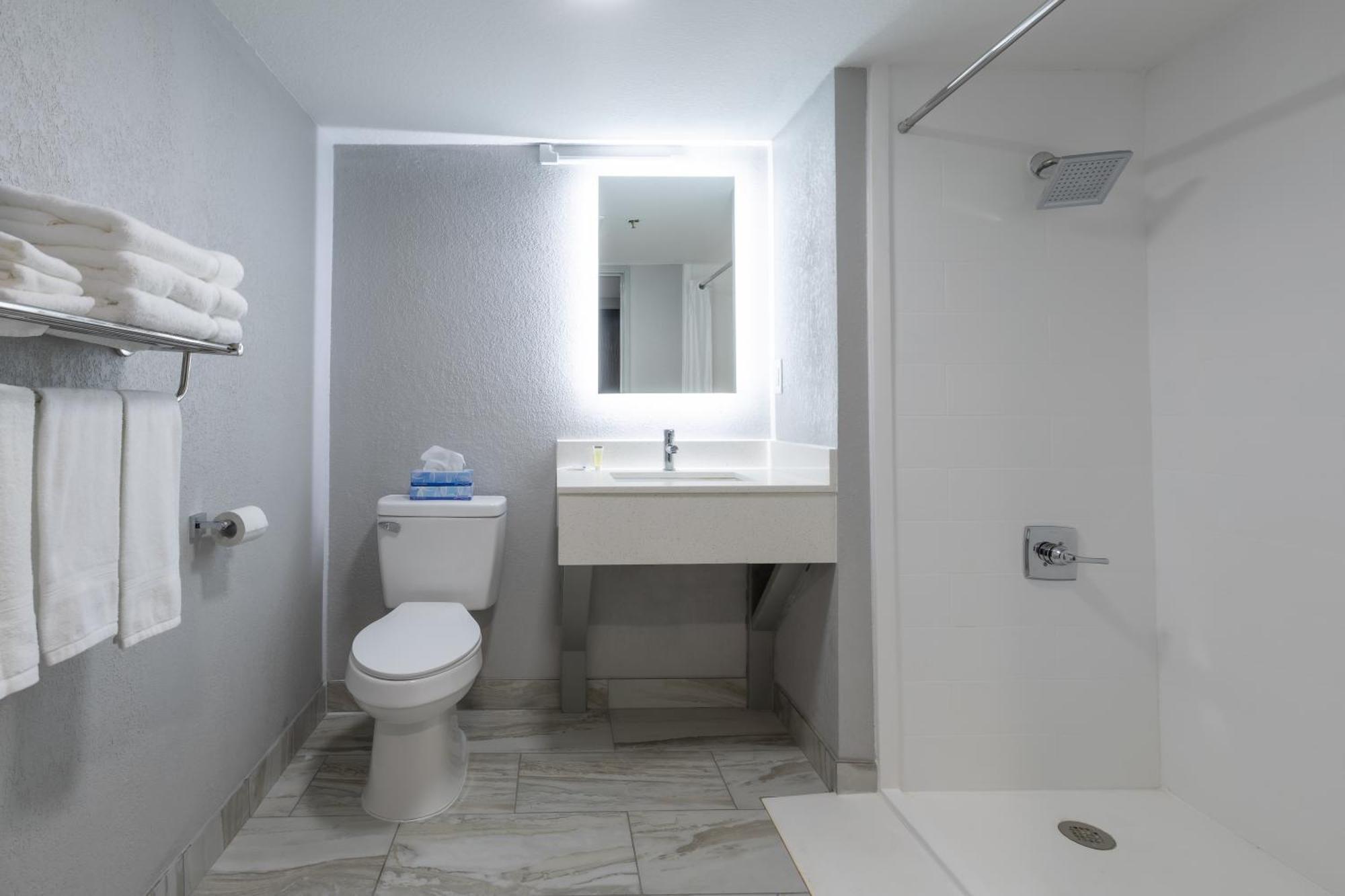 Rodeway & Near Outlet Mall - 2*