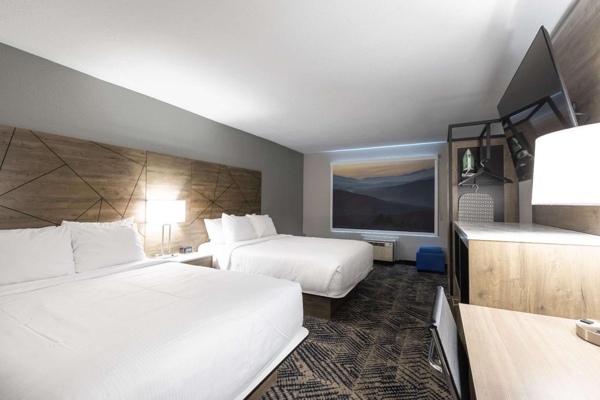 Rodeway & Near Outlet Mall - 2*