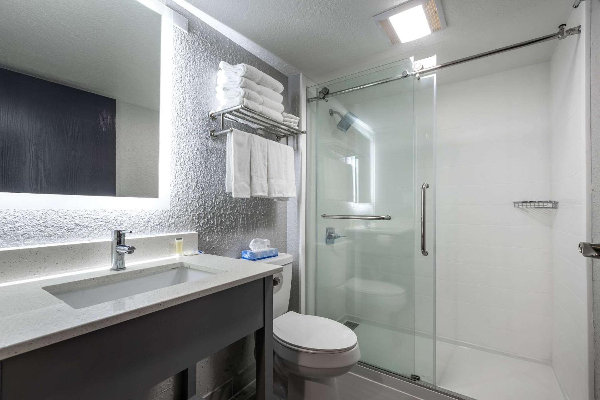 Hotel Rodeway & Near Outlet Mall -