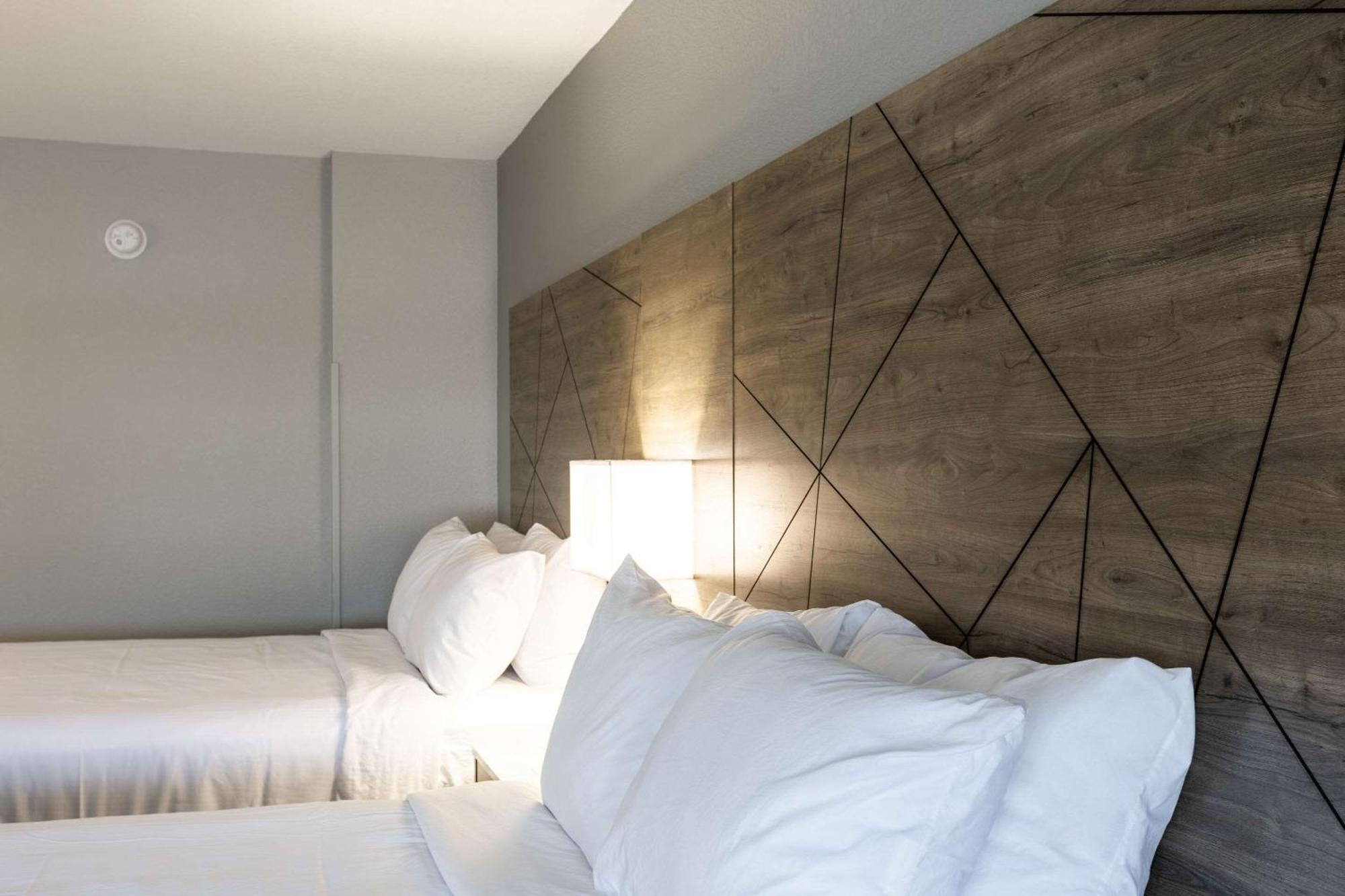 Hotel Rodeway & Near Outlet Mall - 2*