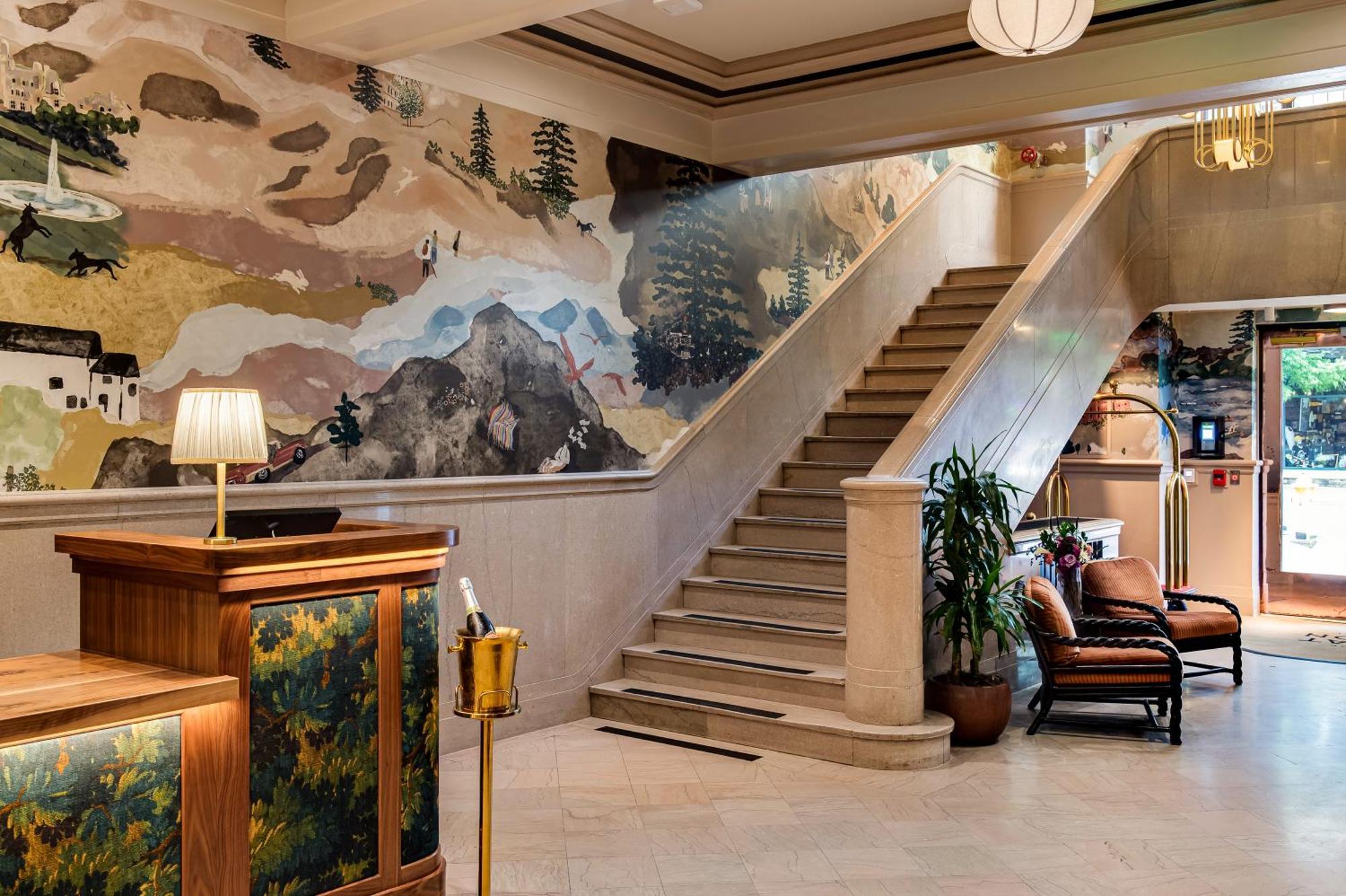 Flat Iron Hotel *