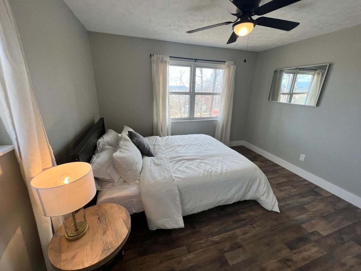 Midway Mountain Views Holiday home Asheville