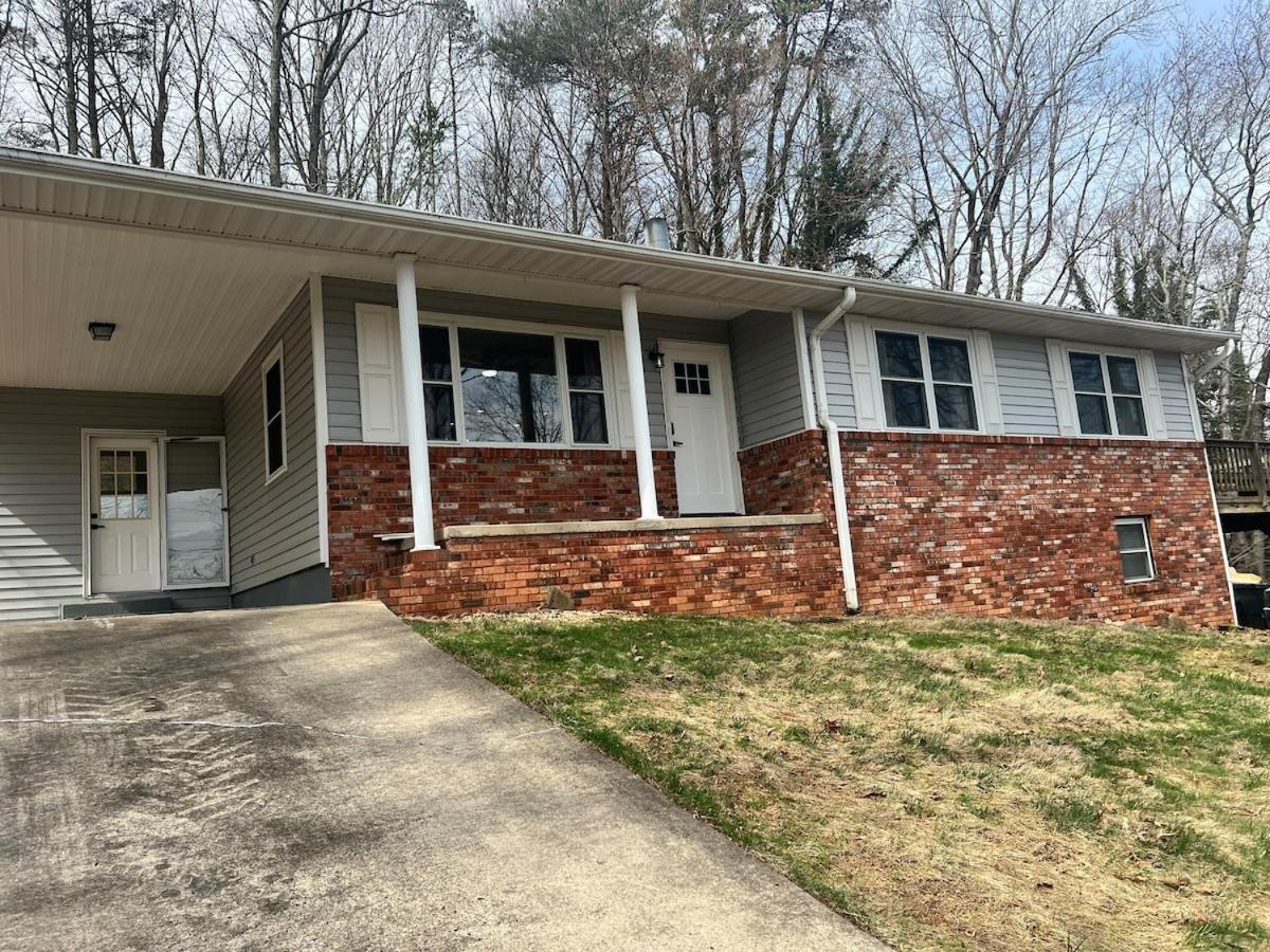 Midway Mountain Views Holiday home