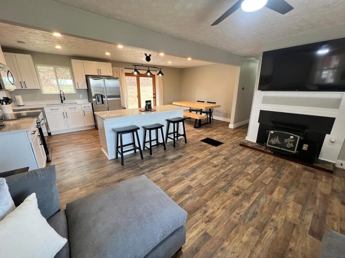 Midway Mountain Views Holiday home