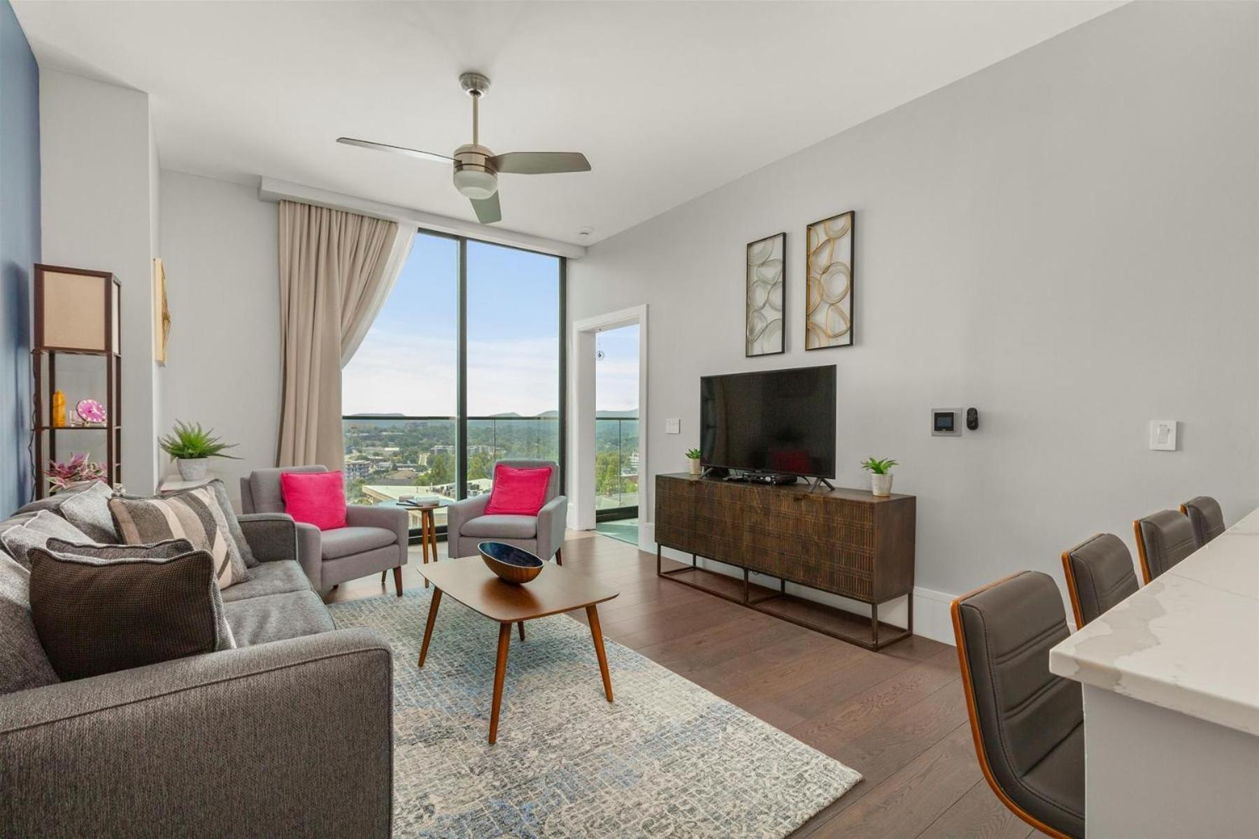 Southern Exposure Apartment *