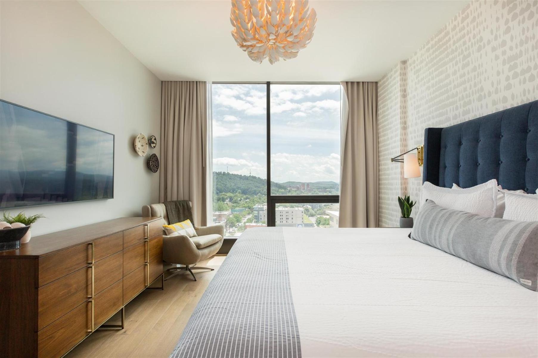 Arras Vacation Rentals: Luxury Downtown With Pack Square Views Apartment Asheville