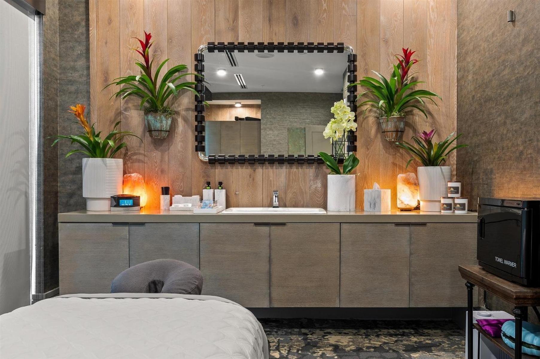 Endless Sunset Retreat: Luxury Downtown With Mountain Views Apartment