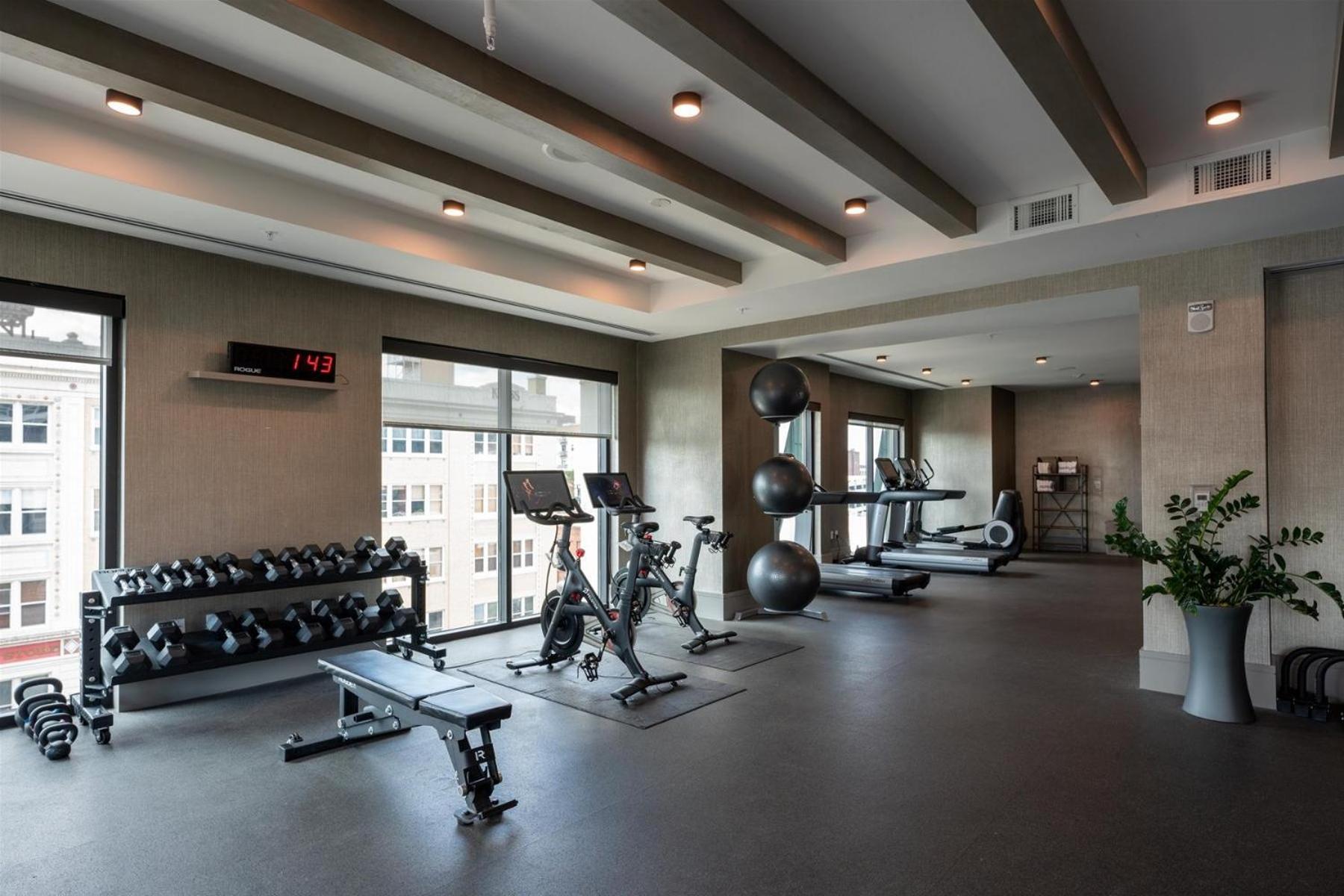 Apartment Endless Sunset Retreat: Luxury Downtown With Mountain Views