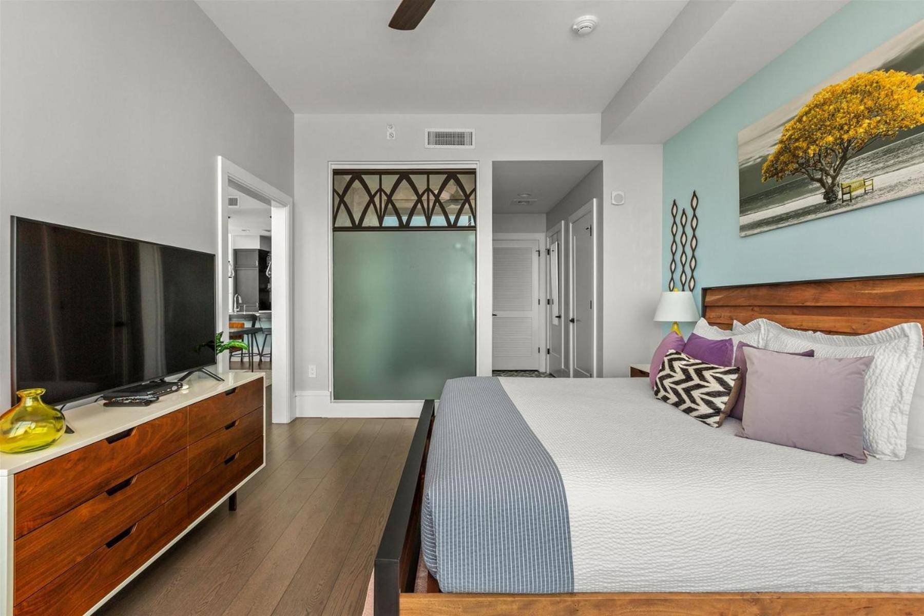 Endless Sunset Retreat: Luxury Downtown With Mountain Views Apartment