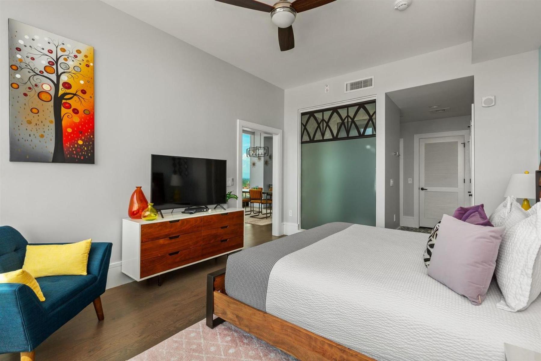 Apartment Endless Sunset Retreat: Luxury Downtown With Mountain Views *