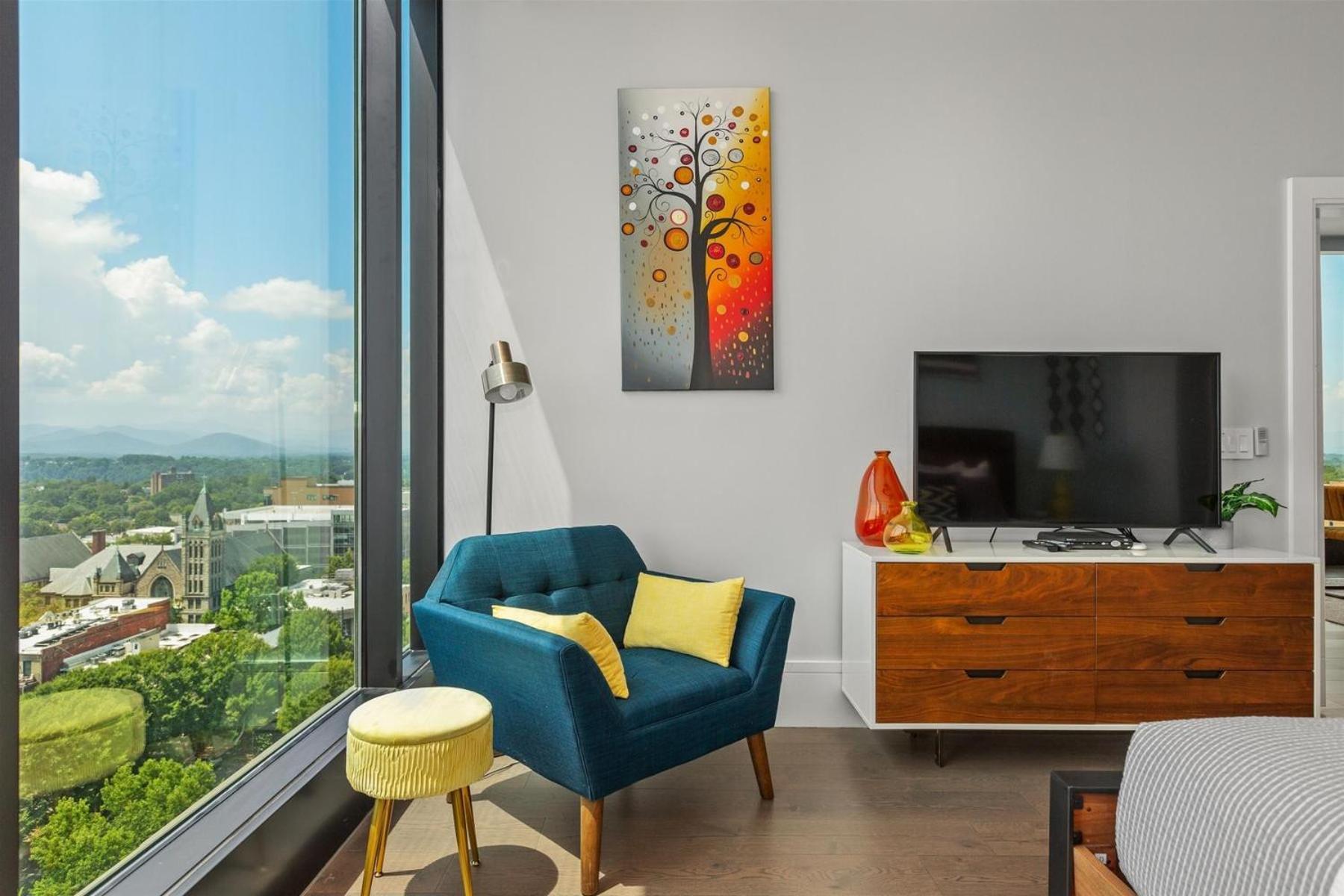 Endless Sunset Retreat: Luxury Downtown With Mountain Views *