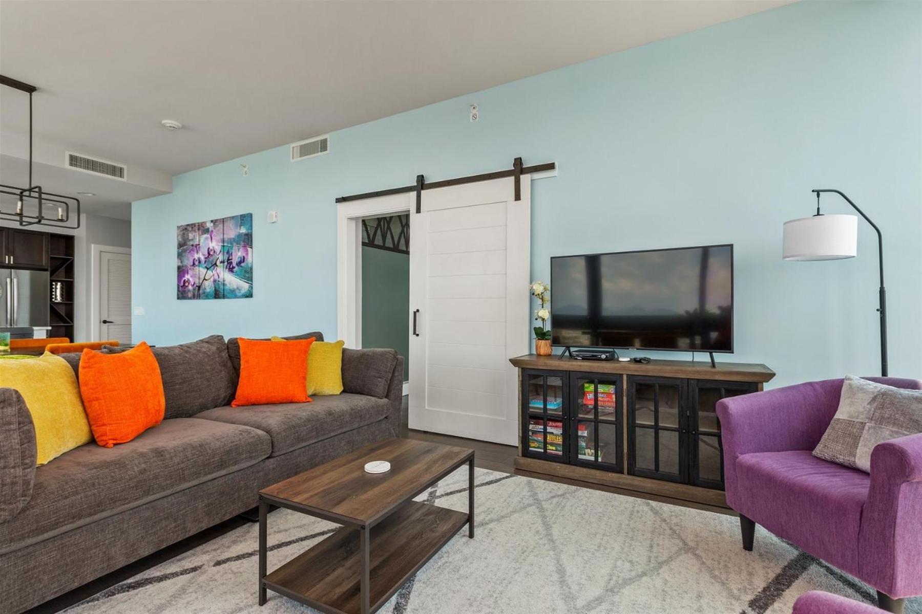 Apartment Endless Sunset Retreat: Luxury Downtown With Mountain Views