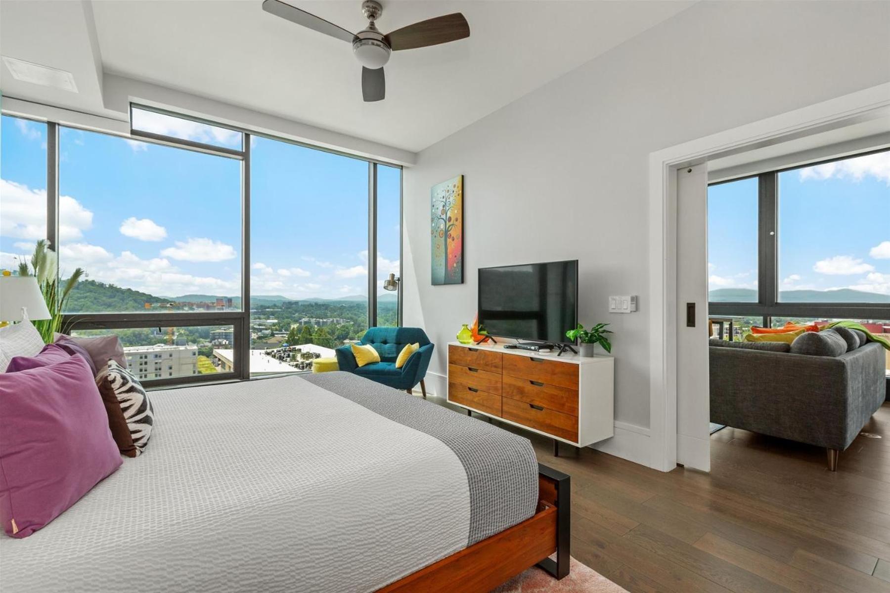 Endless Sunset Retreat: Luxury Downtown With Mountain Views *