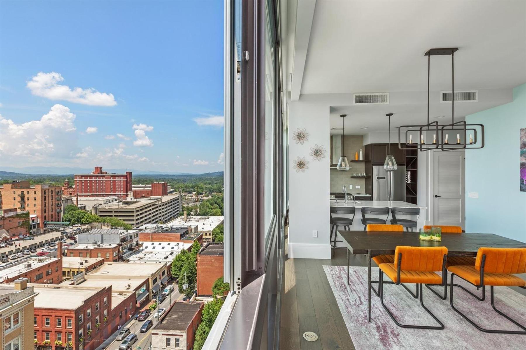 Endless Sunset Retreat: Luxury Downtown With Mountain Views Apartment