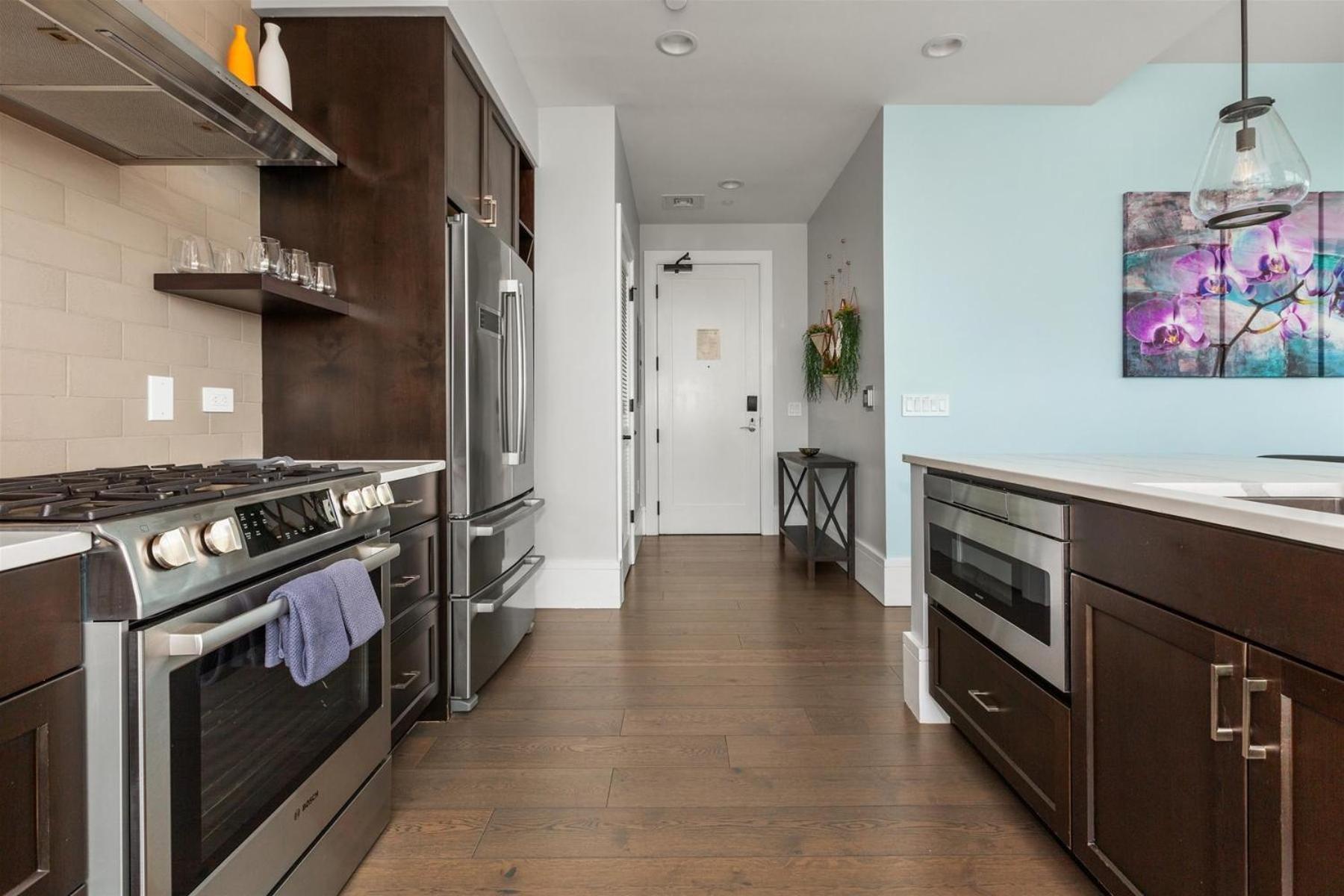 Apartment Endless Sunset Retreat: Luxury Downtown With Mountain Views