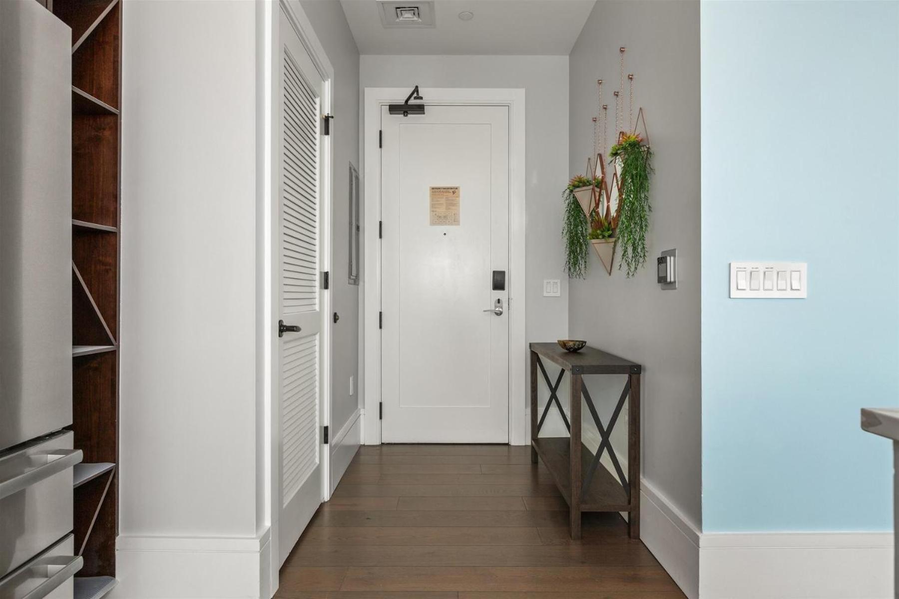 Endless Sunset Retreat: Luxury Downtown With Mountain Views Apartment *