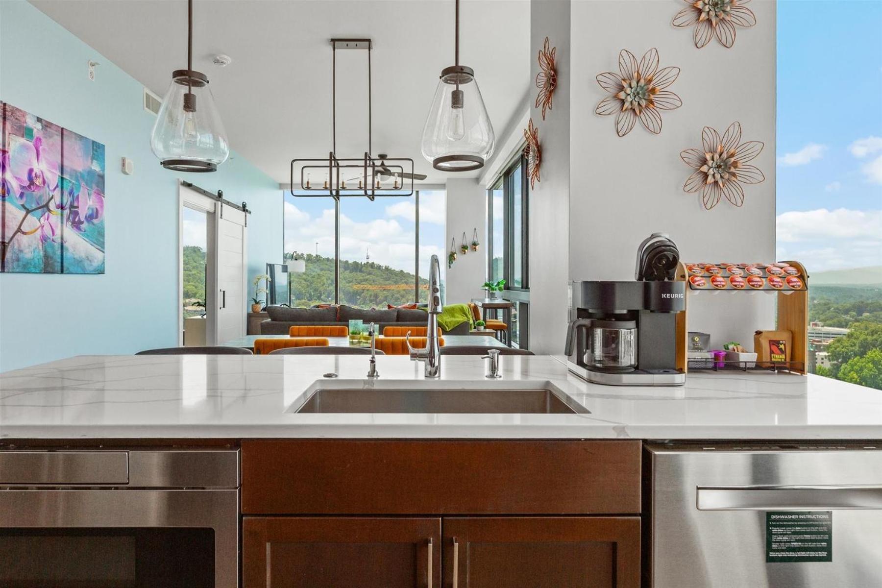 Apartment Endless Sunset Retreat: Luxury Downtown With Mountain Views *