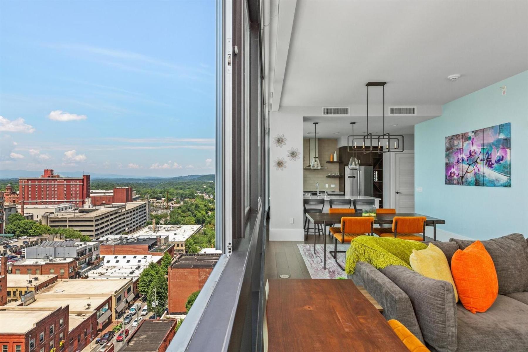 Endless Sunset Retreat: Luxury Downtown With Mountain Views