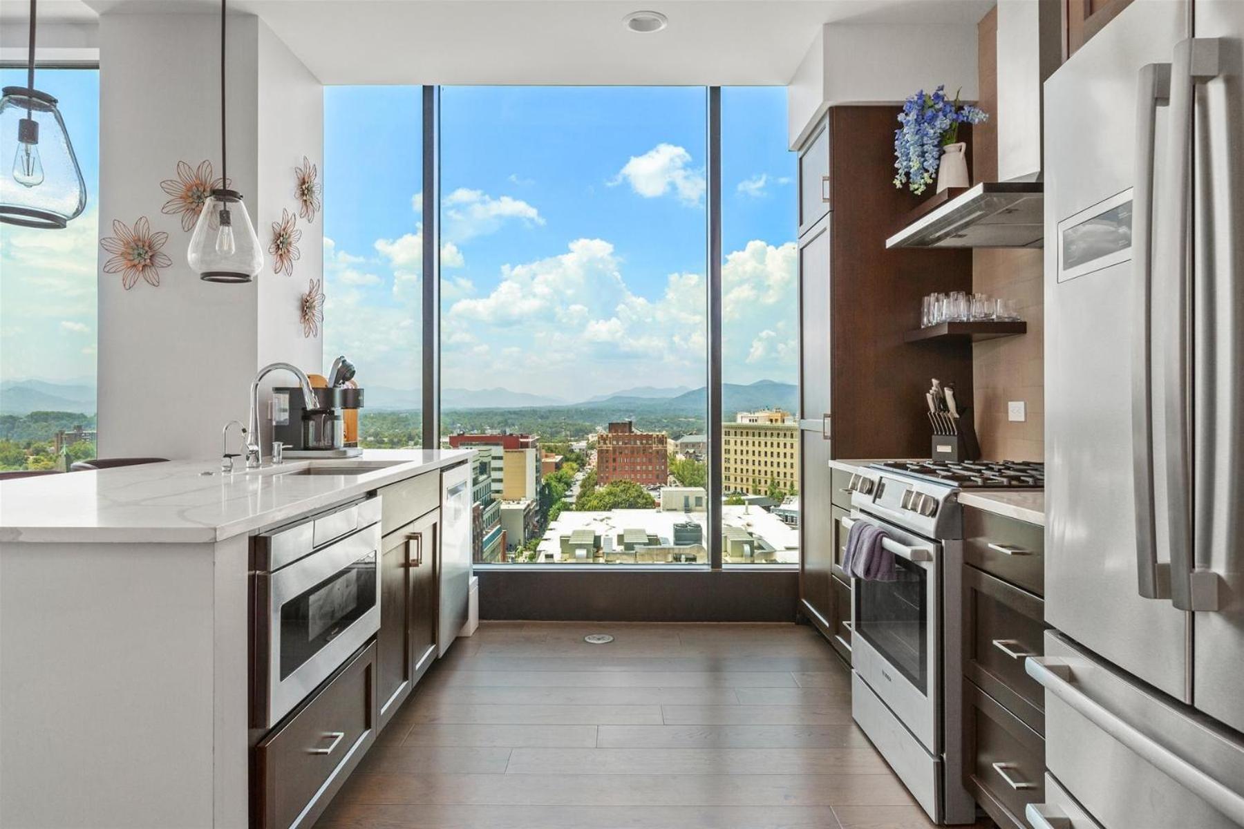Endless Sunset Retreat: Luxury Downtown With Mountain Views Apartment *