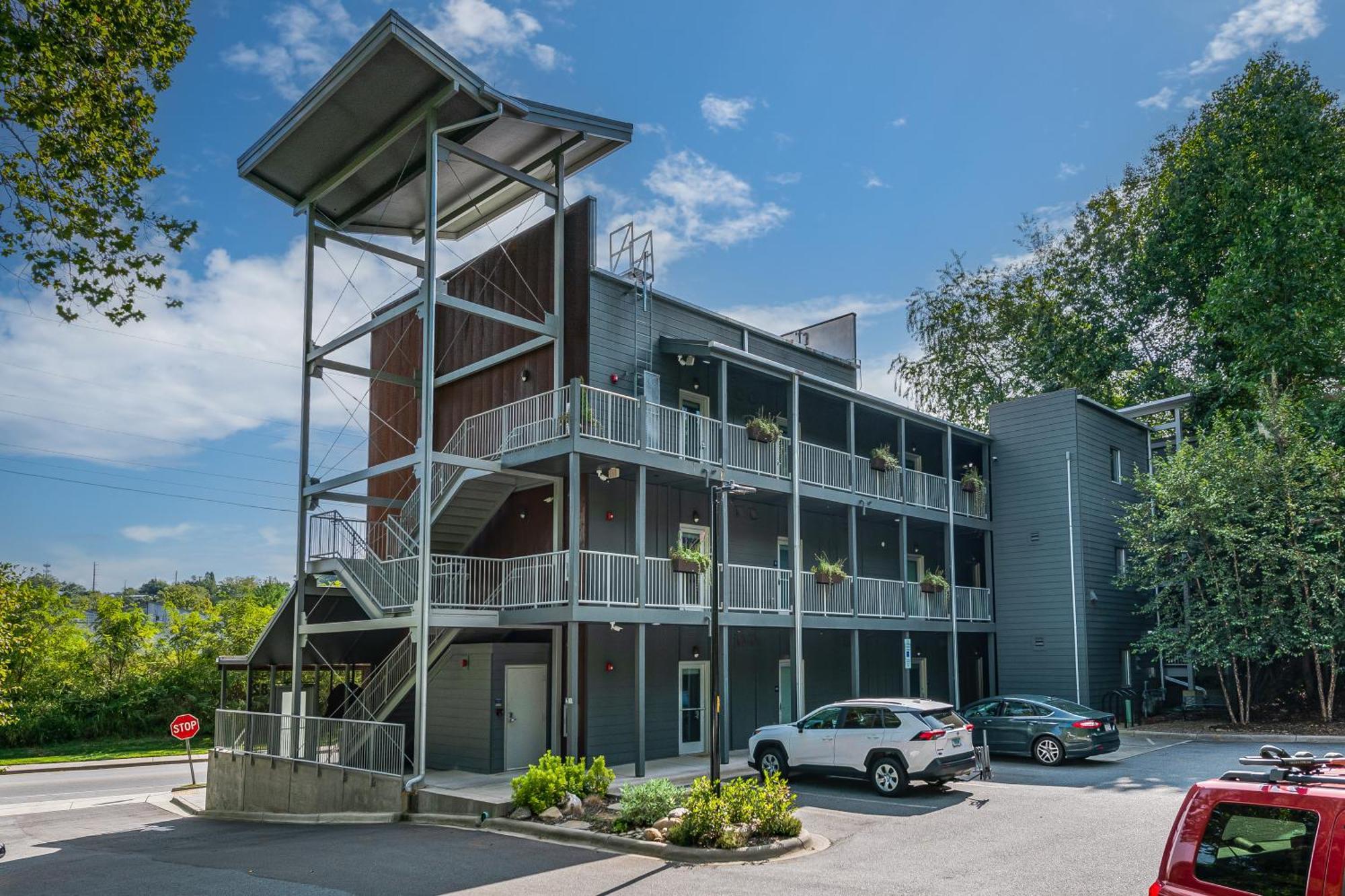 River Row Hotel *