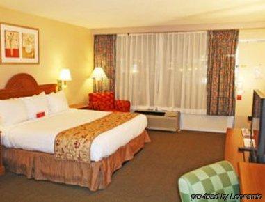 Hotel Ramada By Wyndham / Biltmore West 2*