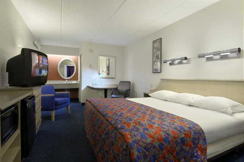 Motel Red Roof - Biltmore West 2*