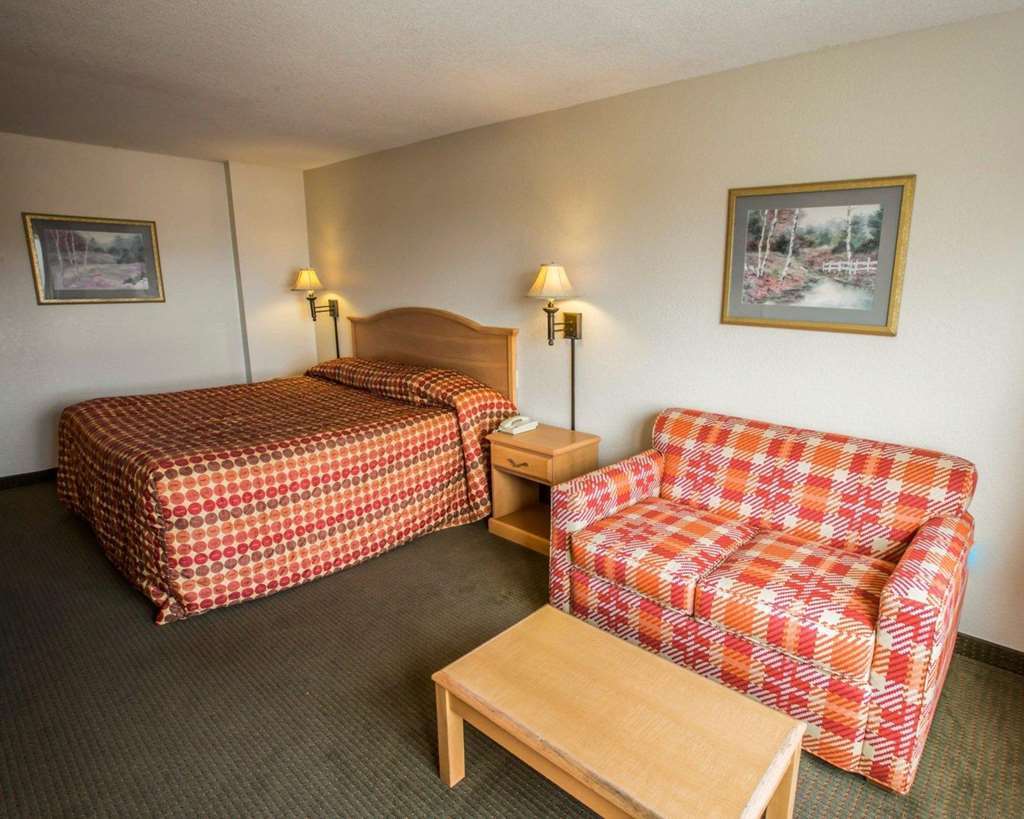 Rodeway & Near Outlet Mall - Hotel