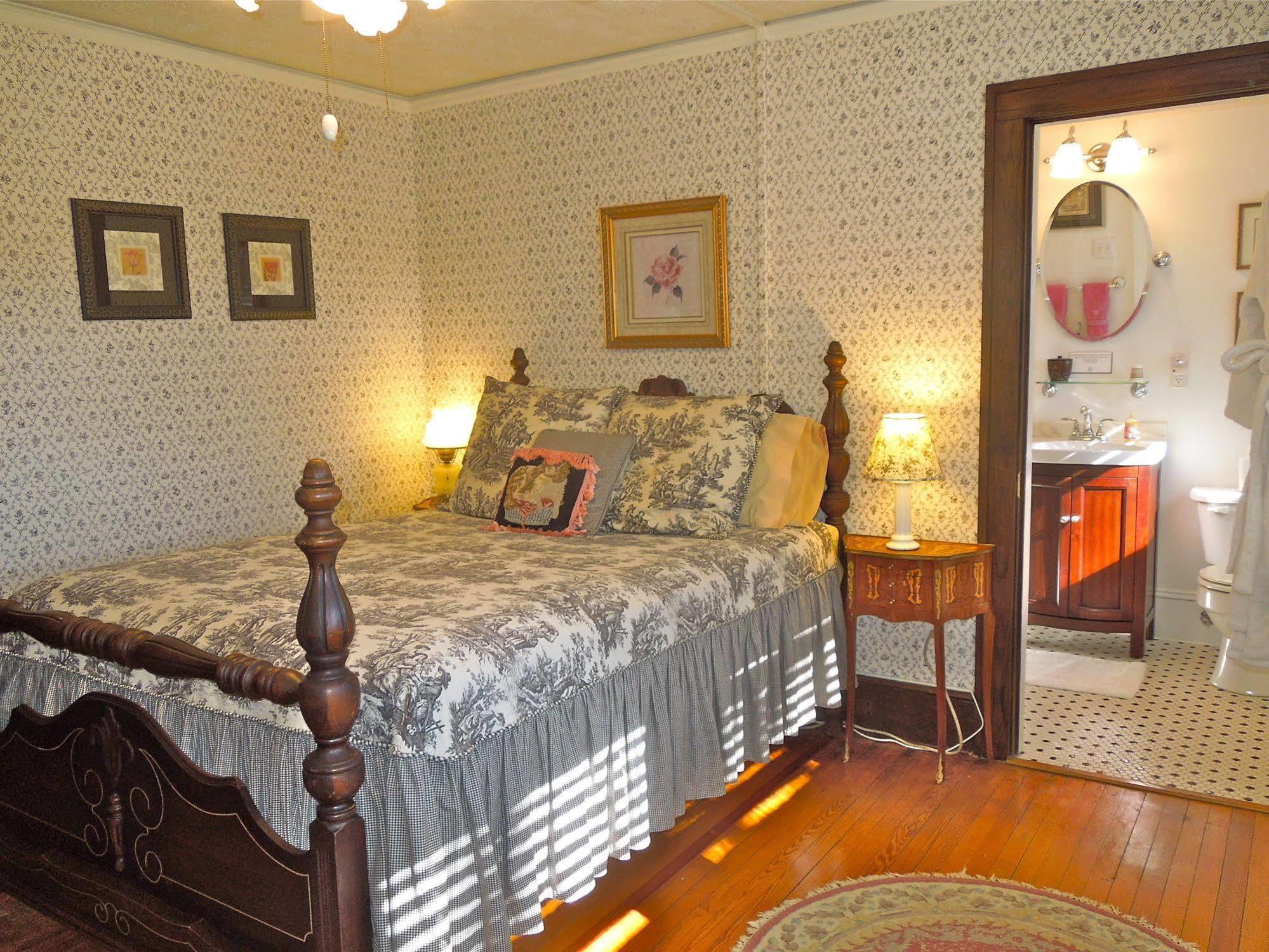 Oakland Bed & Breakfast 3*