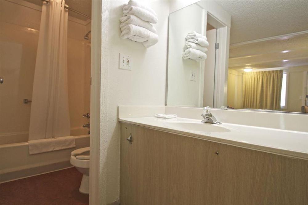 Super 8 By Wyndham Asheville/biltmore Hotel 2*