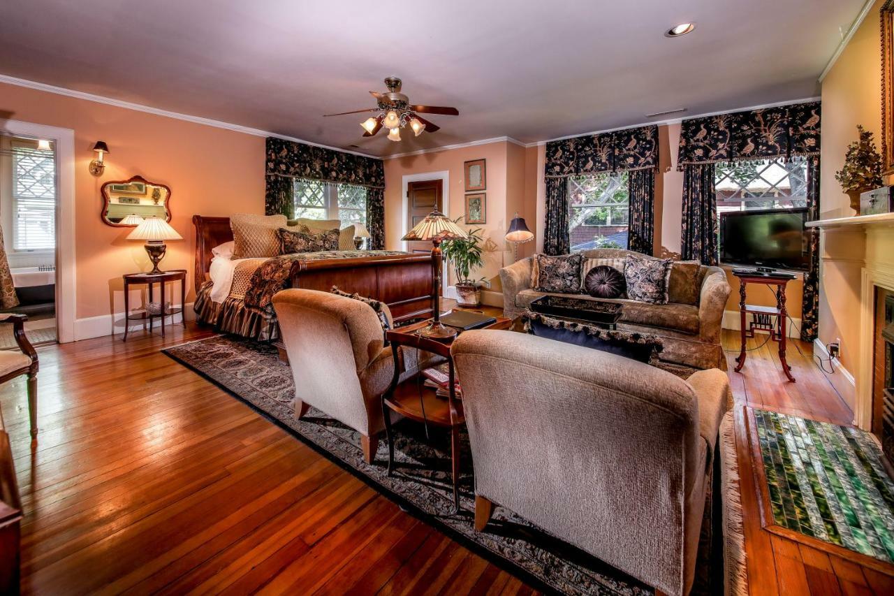 Black Walnut B&B Inn Bed & Breakfast 4*
