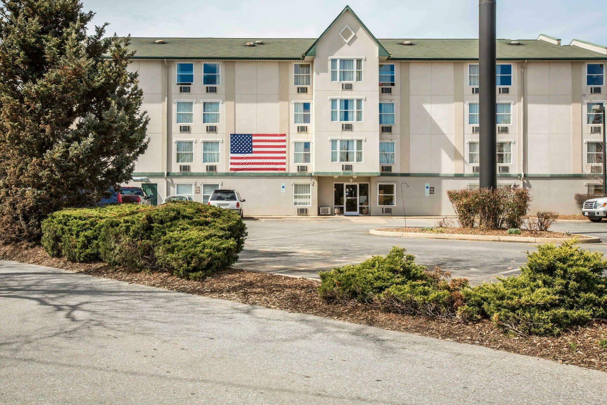 Hotel Rodeway & Near Outlet Mall -