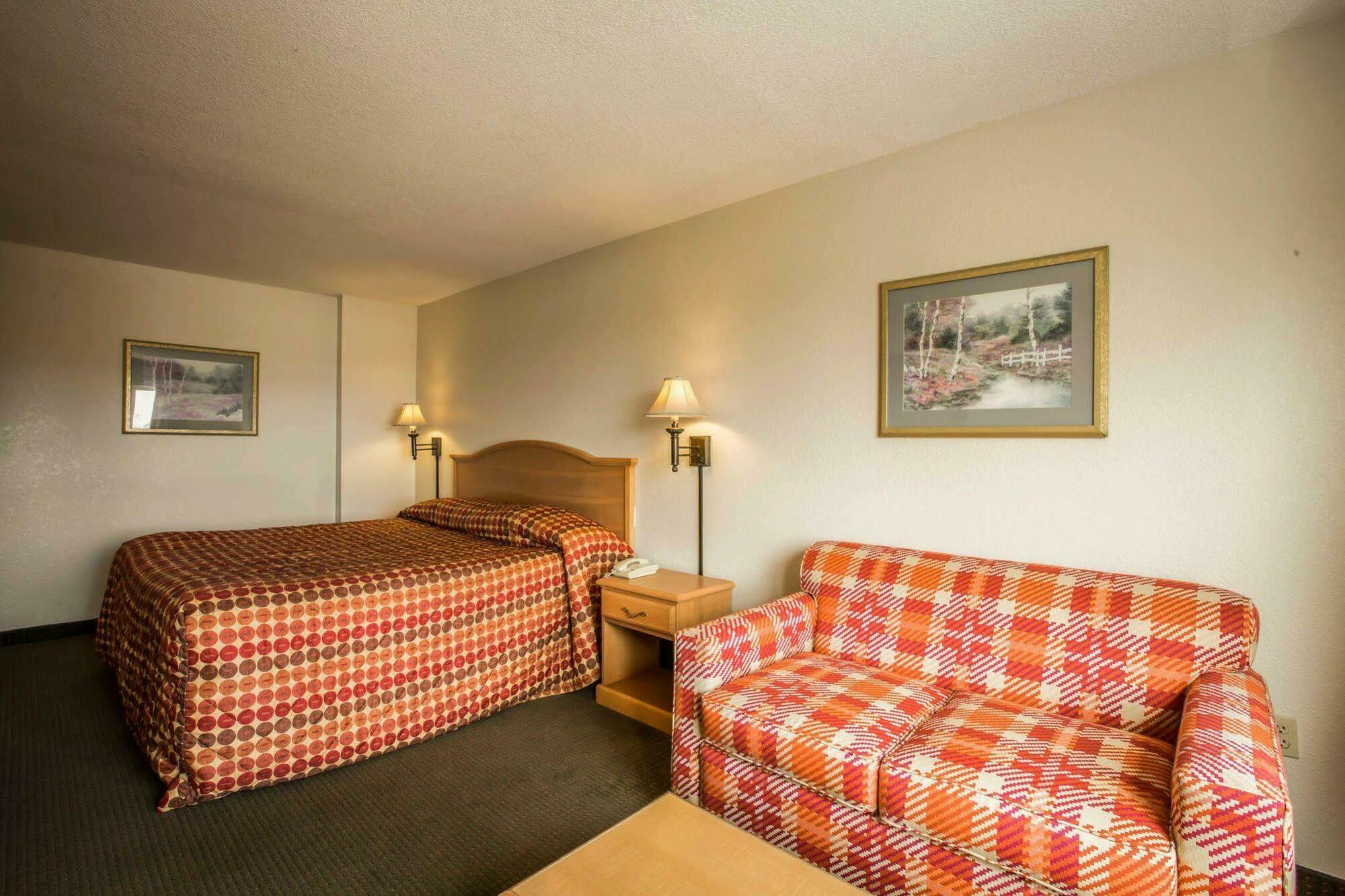 Rodeway & Near Outlet Mall - Hotel