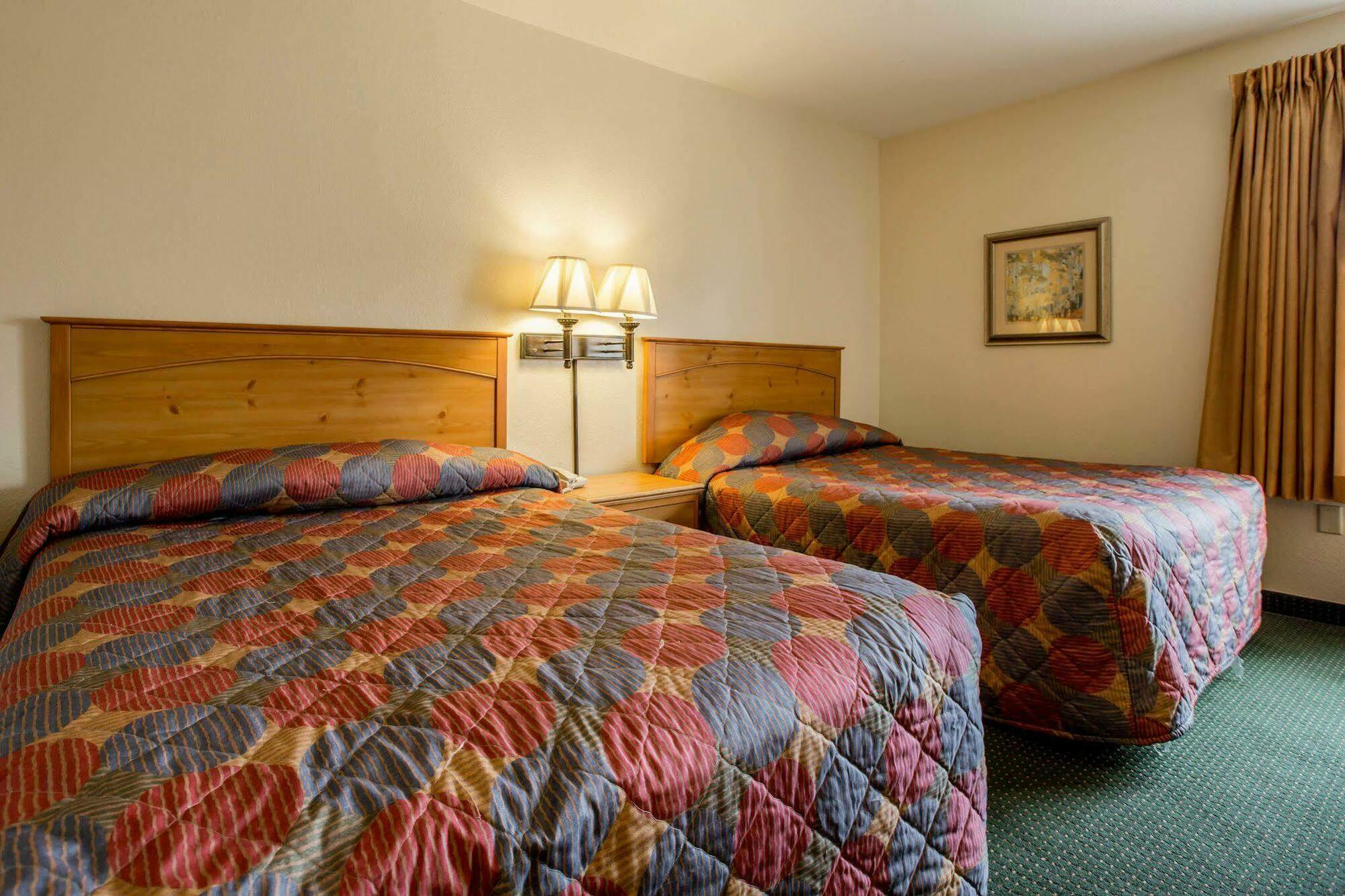 Rodeway & Near Outlet Mall - 2*