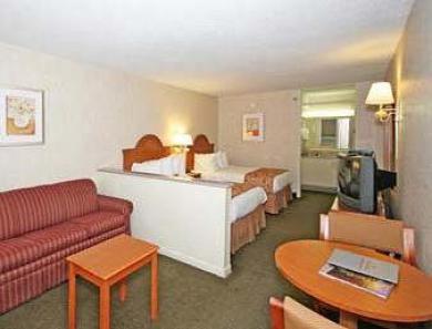 Hotel Ramada By Wyndham / Biltmore West