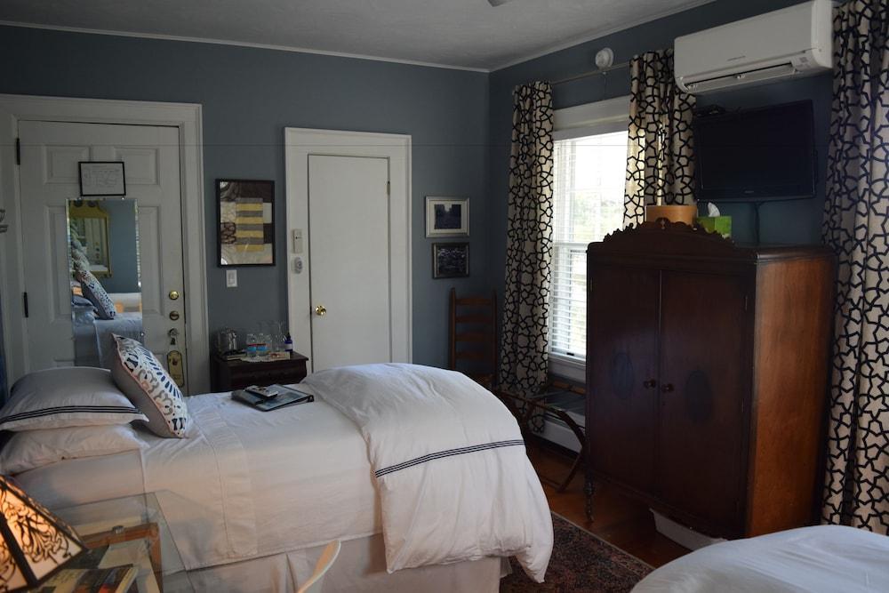 The Applewood Manor Bed & Breakfast