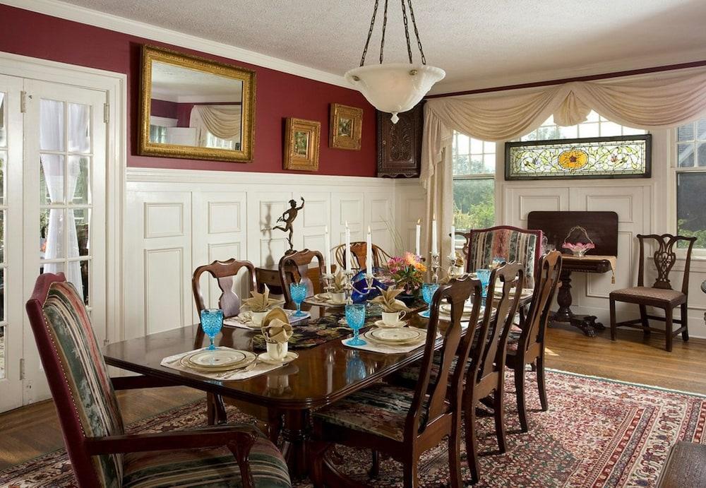 Blind Tiger Inn 4*