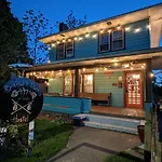 Bon Paul & Sharky\'S Hostel