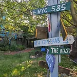 Bon Paul & Sharky\'S Hostel