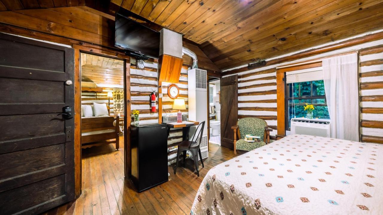Log Motor Court Lodge