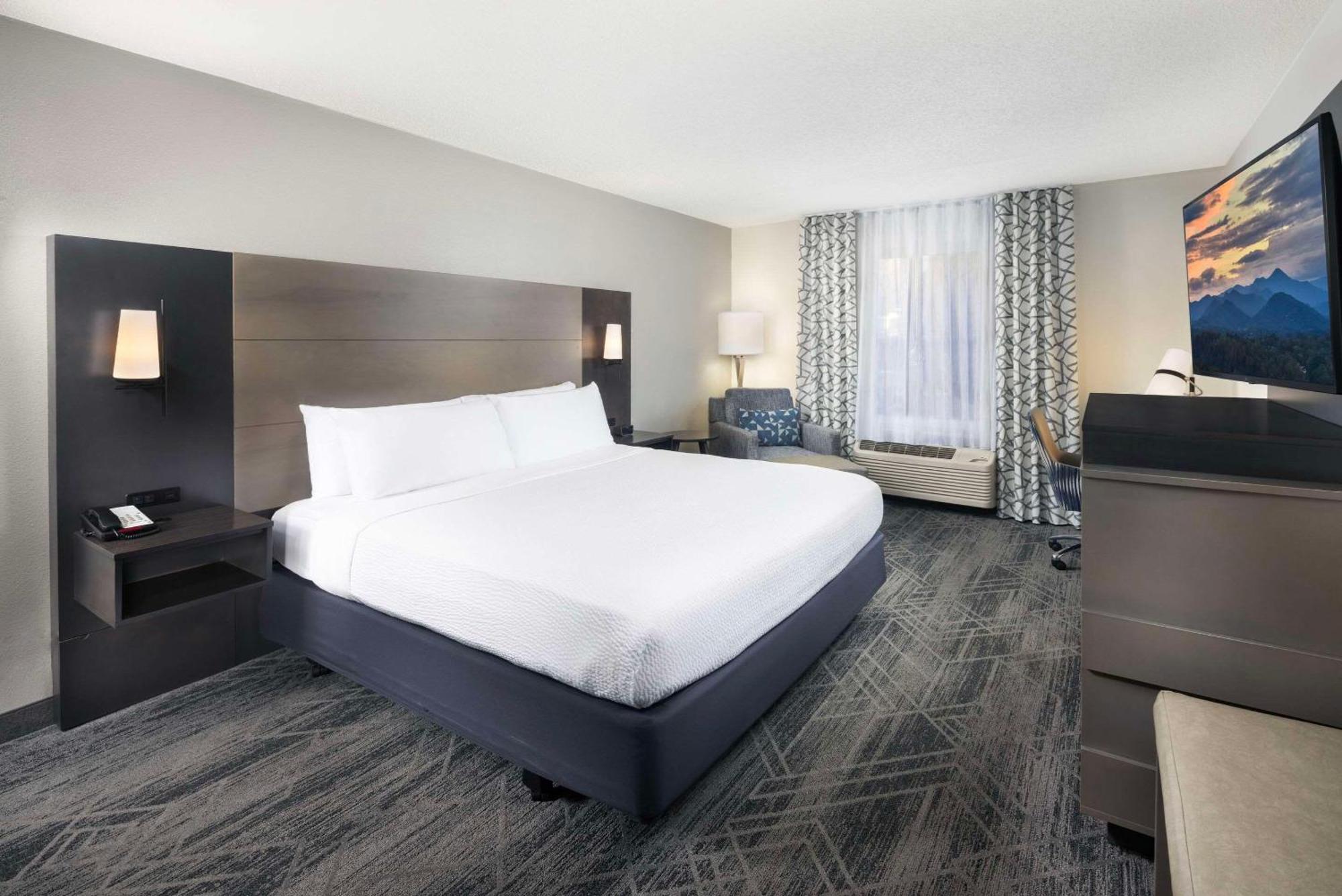 Country & By Radisson Downtown Tunnel Road Hotel